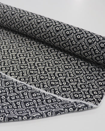 Tecido Crepe de Viscose Italiano Flores entre Ramos Creme e Preto