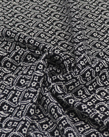 Tecido Crepe de Viscose Italiano Flores entre Ramos Creme e Preto