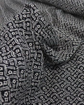 Tecido Crepe de Viscose Italiano Flores entre Ramos Creme e Preto