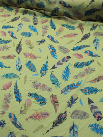 Tecido Crepe Silk Penas Coloridas e Amarelo