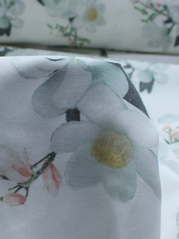 Tecido Sarja Mista com Elastano Flores Brancas e Branco