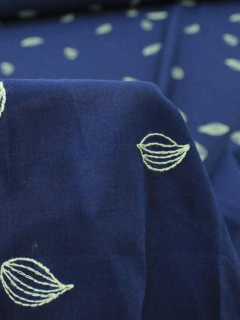 Tecido Cambraia de Algodão Bordada Micro Folha Offwhite e Azul Marinho