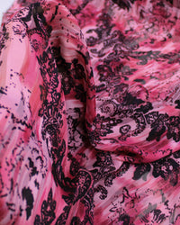 Tecido Crepe Chiffon Brocado Arabesco em Ramos Preto e Tons de Rosa