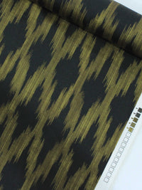 Tecido Crepe Italiano Chevron Desfocado Verde e Preto