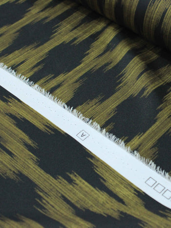 Tecido Crepe Italiano Chevron Desfocado Verde e Preto