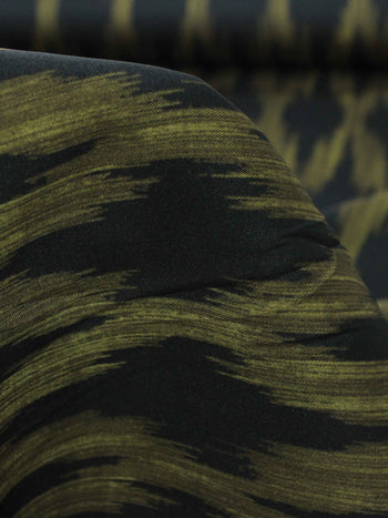 Tecido Crepe Italiano Chevron Desfocado Verde e Preto