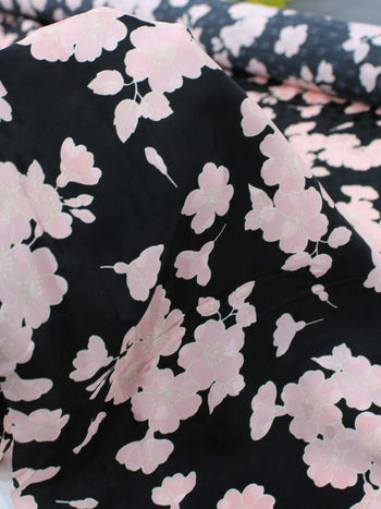 Tecido Viscose Italiana Macro Buquê Rosé e Preto