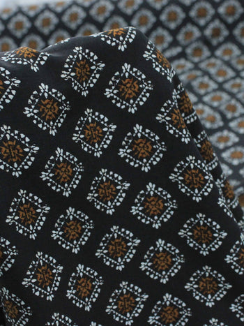 Tecido Viscose Italiano Micro Simbolos Tons Terrosos e Preto