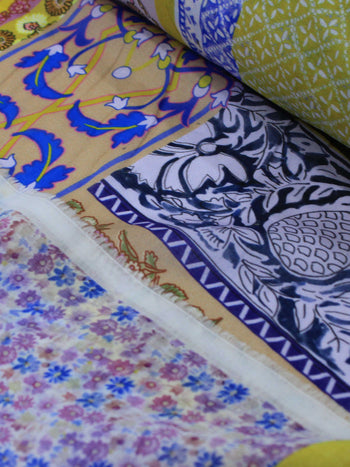 Tecido Viscose Italiano Estampa de Lenço Colorido e Branco