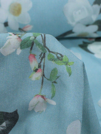 Tecido Sarja Mista Com Elastano Flores brancas e Azul Claro