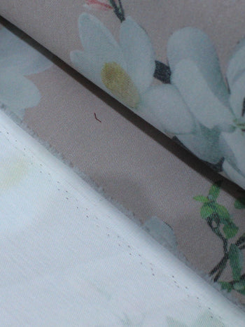 Tecido Sarja Mista com Elastano Flores Brancas e Rosa