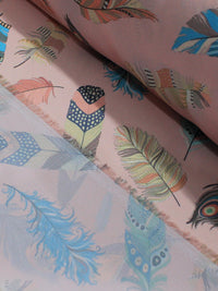 Tecido Crepe Silk Penas Coloridas e Rosa