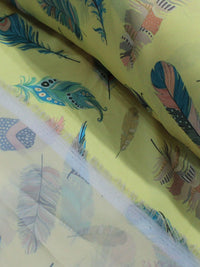 Tecido Crepe Silk Penas Coloridas e Amarelo