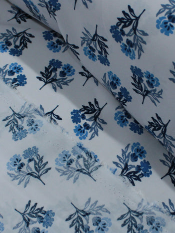 Tecido Viscose Estampa Floral Tons de Azul e Branco