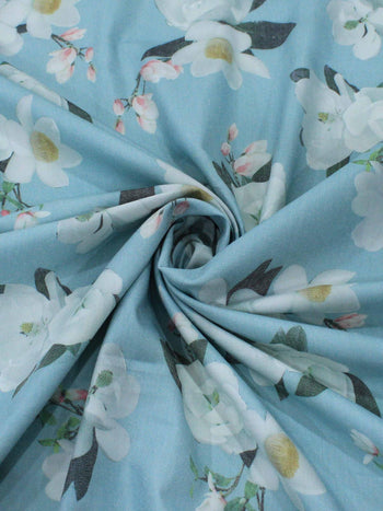 Tecido Sarja Mista Com Elastano Flores brancas e Azul Claro