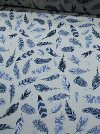 Tecido Crepe Silk Penas Tons de Cinza e Perola