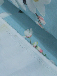 Tecido Sarja Mista Com Elastano Flores brancas e Azul Claro