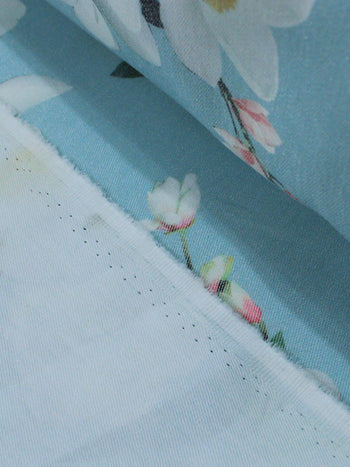 Tecido Sarja Mista Com Elastano Flores brancas e Azul Claro