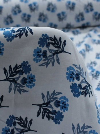 Tecido Viscose Estampa Floral Tons de Azul e Branco
