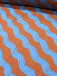Tecido Viscose Texturizada Ondas Terracota e Azul