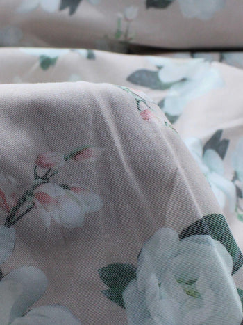 Tecido Sarja Mista com Elastano Flores Brancas e Rosa