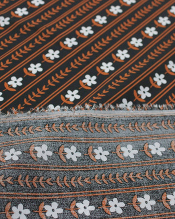 Tecido Viscose Flores Barradas Preto Branco e Ferrugem