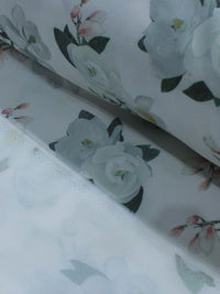 Tecido Sarja Mista com Elastano Flores Brancas e Branco