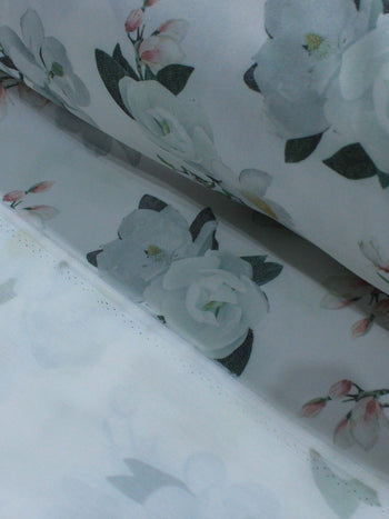 Tecido Sarja Mista com Elastano Flores Brancas e Branco