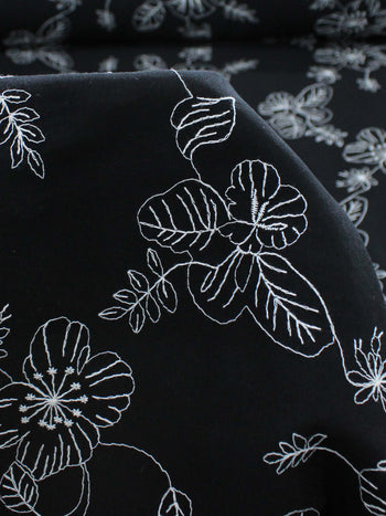 Tecido Alfaiataria de Viscose Bordada Floral Branco e Preto