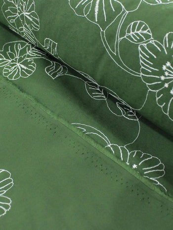 Tecido Alfaiataria de Viscose Bordada Floral Branco e Verde Militar