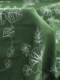 Tecido Alfaiataria de Viscose Bordada Floral Branco e Verde Militar