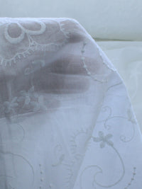 Tecido Cambraia de Algodão Bordada Flores e Ramos Branco