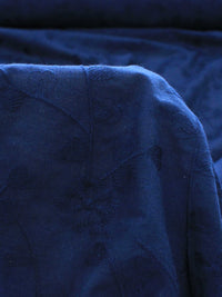 Tecido Cambraia de Algodão Bordada Corações Flores e Ramos Azul Marinho