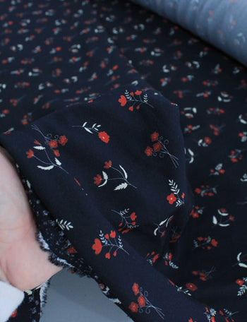 Tecido Viscose Premium Liberty Vermelho e Azul Marinho Noite