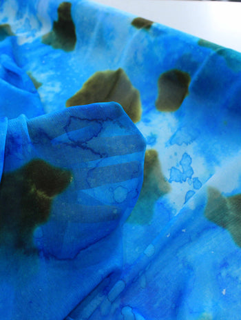 Tecido Crepe Chiffon Italiano Fundo do Mar Azul e Tons Terrosos