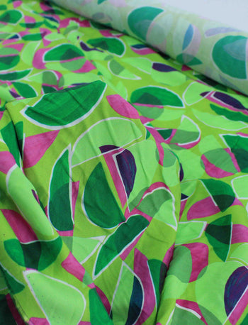 Tecido Viscose Italiana Meia Lua Tons de Verde e Rosa