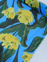 Tecido Crepe Chiffon Italiano Macro Flores Azul, Verde e Amarelo