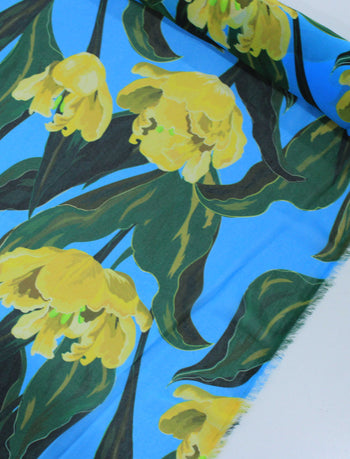 Tecido Crepe Chiffon Italiano Macro Flores Azul, Verde e Amarelo