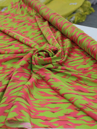 Tecido Viscose Acetinada Italiano Geométrico Verde e Laranja