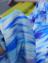 Tecido Viscose Italiano Pintura Abstrata Tons de Azul