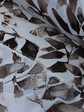 Tecido Crepe GGT Folhas Abstratas Branco e Marrom