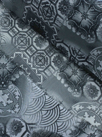 Tecido Crepe Chiffon Desenhos Geométricos Tons de Cinza