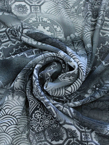 Tecido Crepe Chiffon Desenhos Geométricos Tons de Cinza