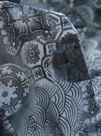 Tecido Crepe Chiffon Desenhos Geométricos Tons de Cinza