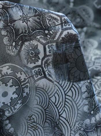Tecido Crepe Chiffon Desenhos Geométricos Tons de Cinza
