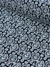 Tecido Viscose Simbolos e Flores Preto e Branco