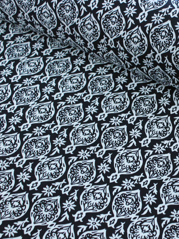 Tecido Viscose Simbolos e Flores Preto e Branco