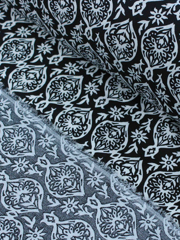 Tecido Viscose Simbolos e Flores Preto e Branco