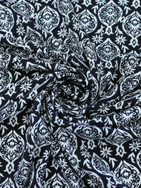 Tecido Viscose Simbolos e Flores Preto e Branco