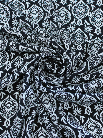 Tecido Viscose Simbolos e Flores Preto e Branco